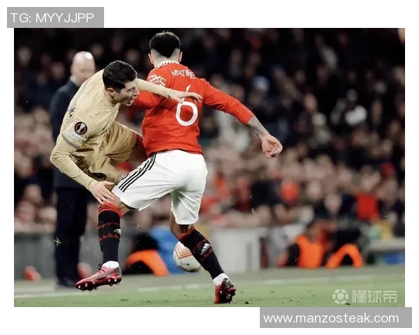 欧冠激战巴萨主场4-0曼联逆转胜利引发争议判罚热议 欧冠激战巴萨主场4-0曼联逆转胜利引发争议判罚热议